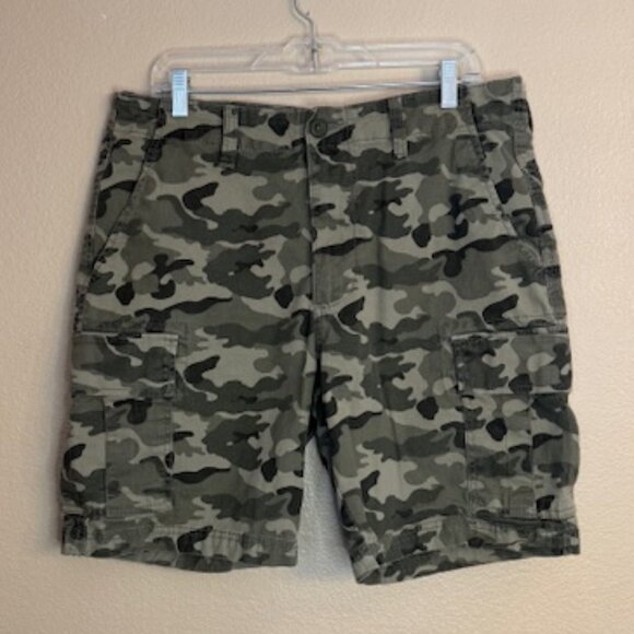Old Navy Lived In Straight Cargo Shorts mens size 36 Camouflage Olive Green EUC - Picture 1 of 4